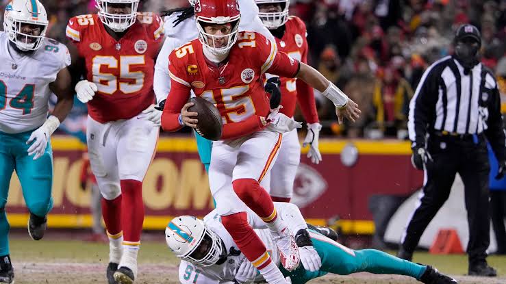 Kyle Long Likens Patrick Mahomes to Sporting Legends Despite Chiefs’ Struggles.